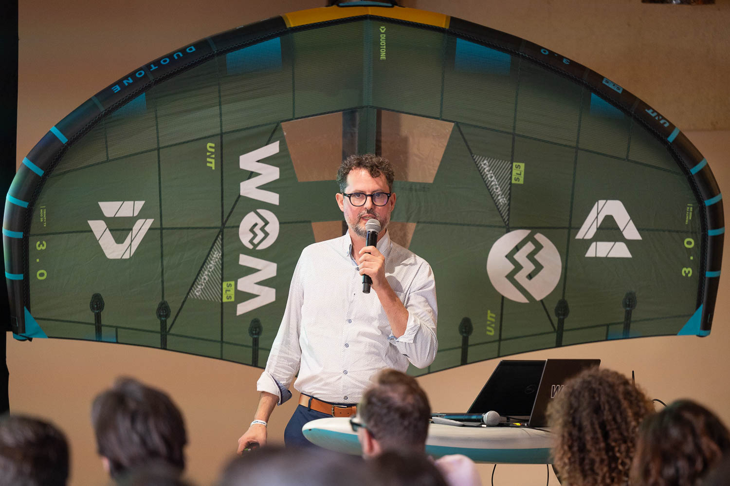 Maxime Jaisson pendant sa conférence au WoM Congress 2026 à Tarifa