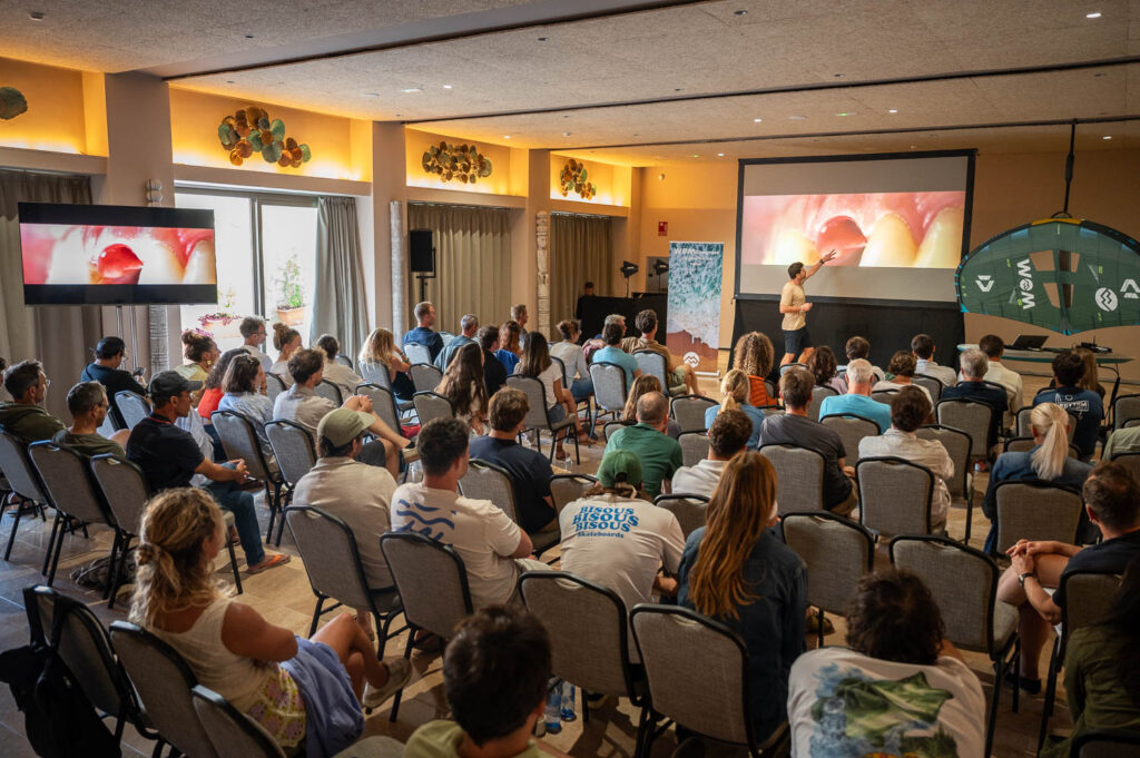 Pierre-Olivier Sage pendant sa présentation « IDR, Ride the Ridge » au WoM Congress 2026 à Tarifa